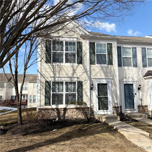 view of front of property with a front yard