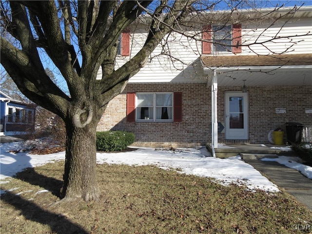 view of front of home featuring a lawn