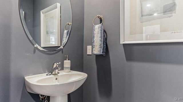 bathroom featuring sink