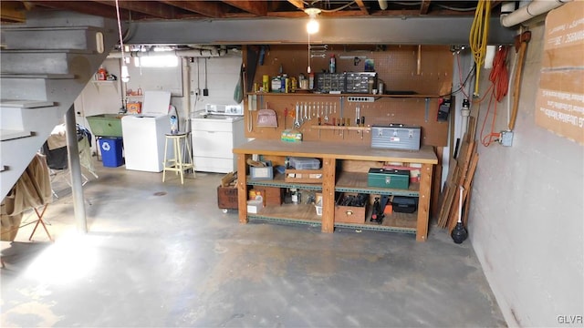 basement with sink, a workshop area, and independent washer and dryer