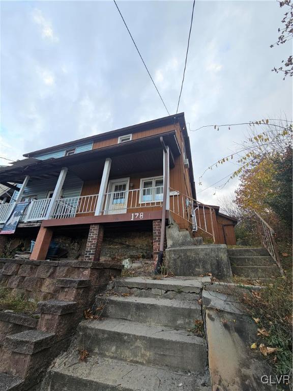 view of front facade with covered porch