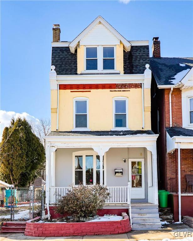 view of front of property featuring a porch