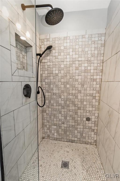 bathroom featuring a tile shower