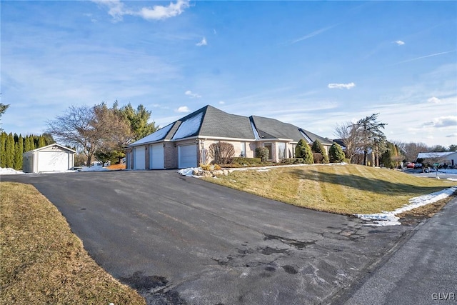 ranch-style house featuring a front lawn