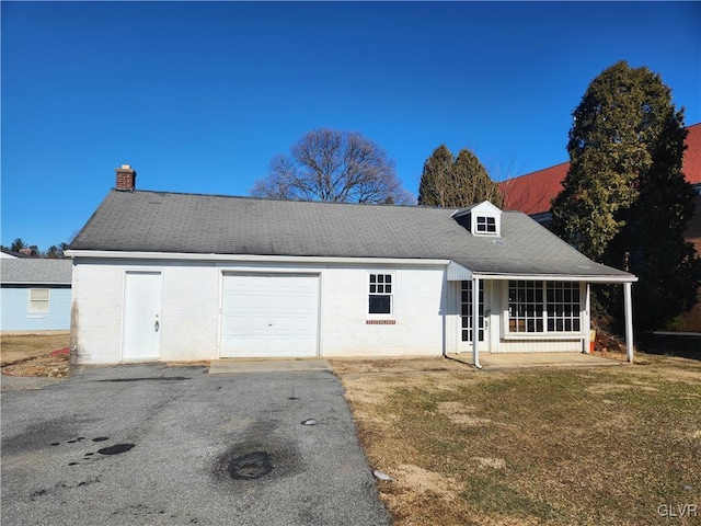 view of front of house with a porch, a garage, and a front lawn