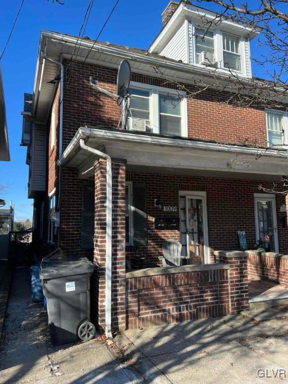 view of front of property featuring covered porch