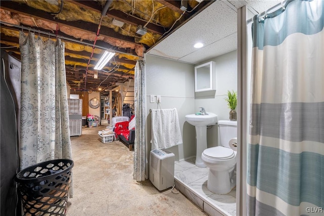 bathroom with toilet, curtained shower, and sink