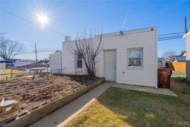 view of front of home with a front lawn