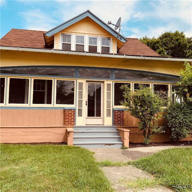 view of front of home with a front lawn