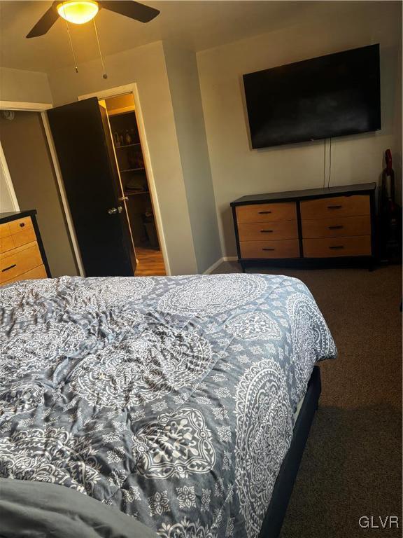 carpeted bedroom featuring ceiling fan