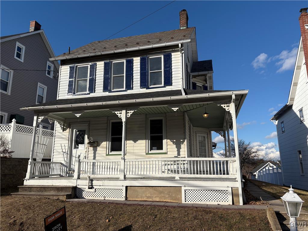 view of front of property featuring covered porch