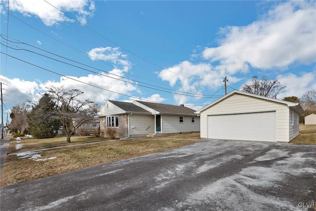 view of front facade with a garage and a front yard