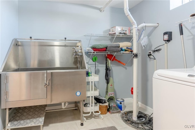 miscellaneous room with washer / clothes dryer and light tile patterned floors