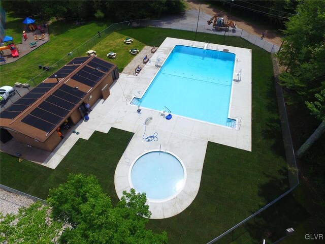 view of swimming pool