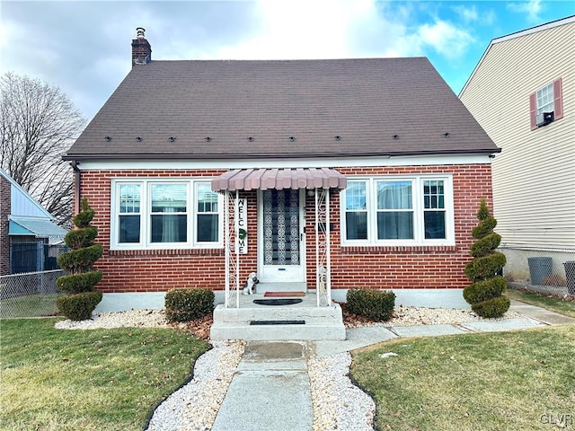 view of front facade with a front yard