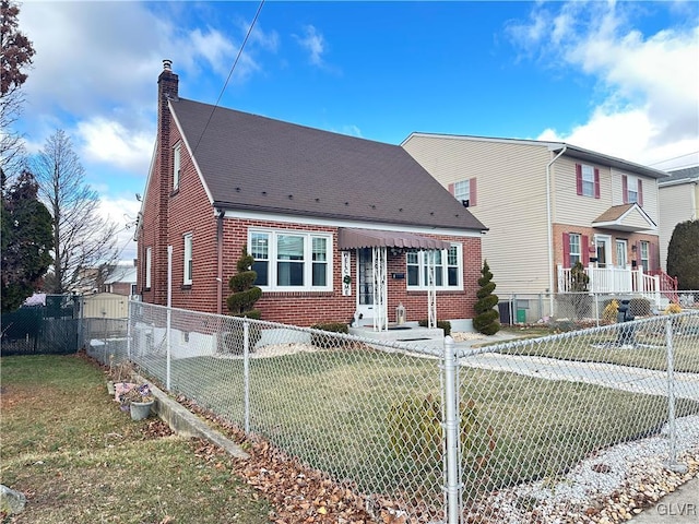 view of front of property featuring a front yard