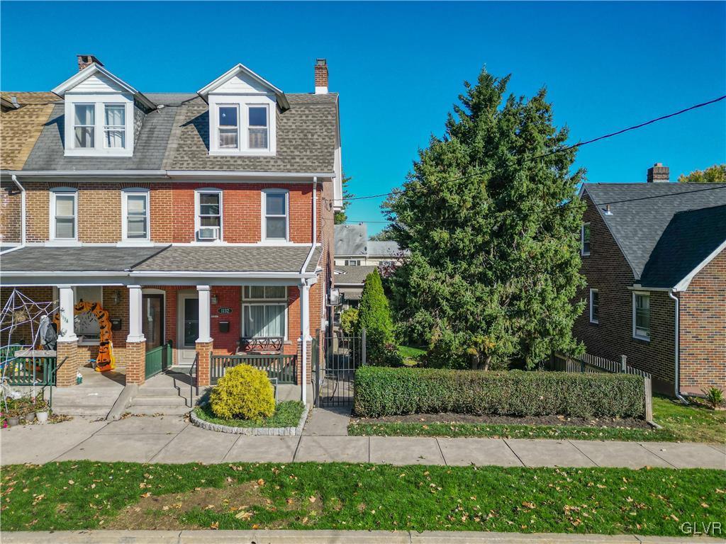 view of front of property featuring covered porch