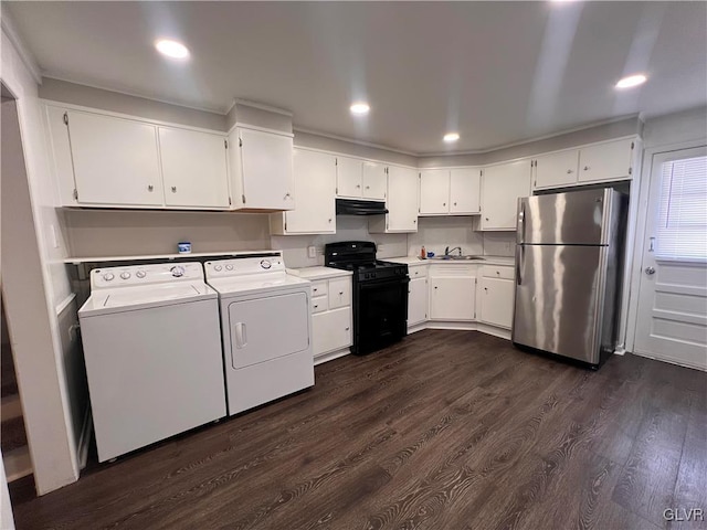 clothes washing area featuring dark wood-type flooring, independent washer and dryer, and sink