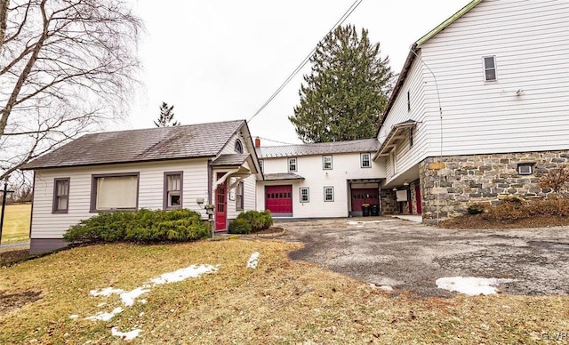 view of front facade with a garage