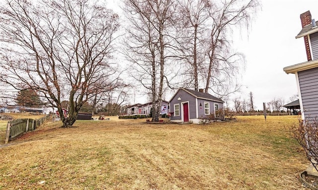 view of yard featuring an outdoor structure