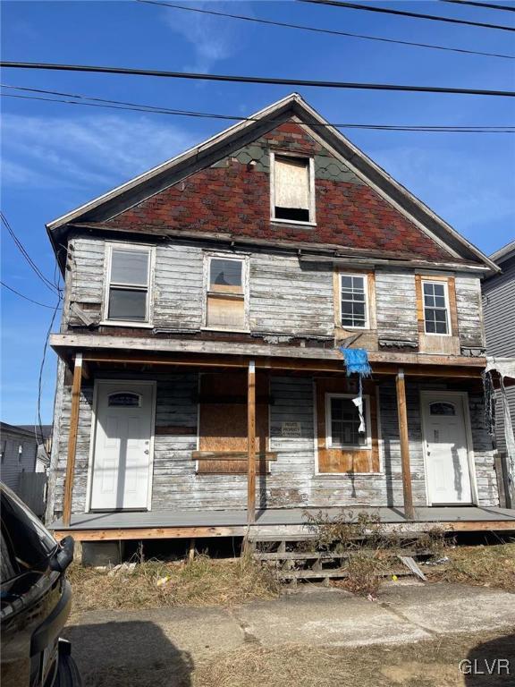 view of front of property featuring covered porch