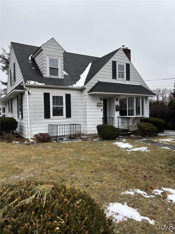 view of front of home with a front lawn and covered porch