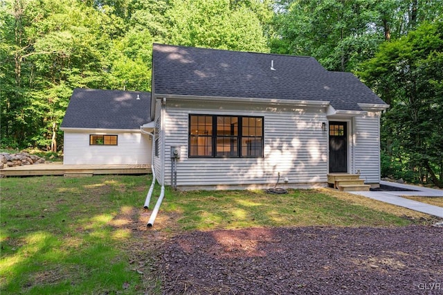 view of front facade with a front yard