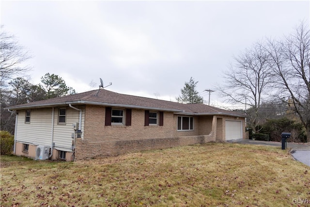 view of front of property featuring a garage and a front yard