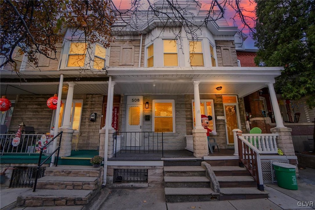 view of front of property featuring a porch