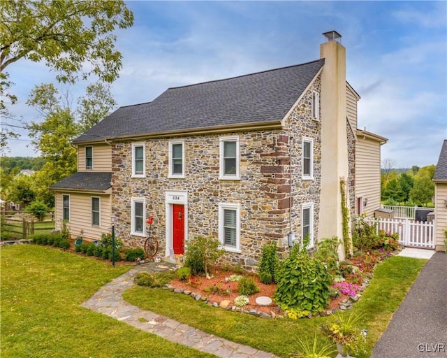 colonial inspired home featuring a front yard