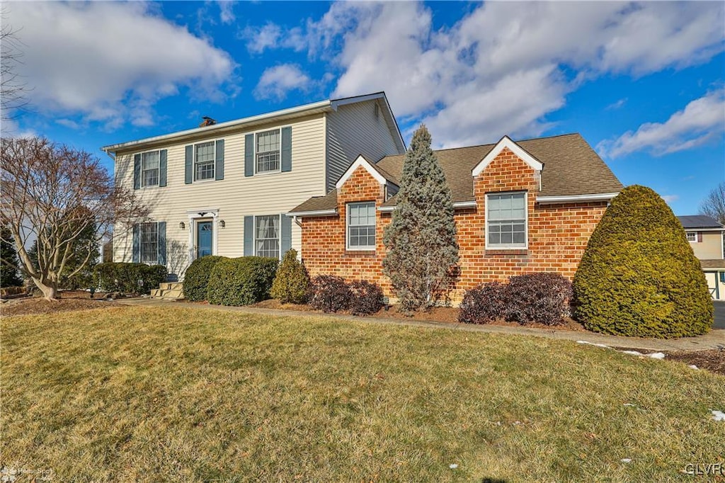 view of front of house with a front lawn