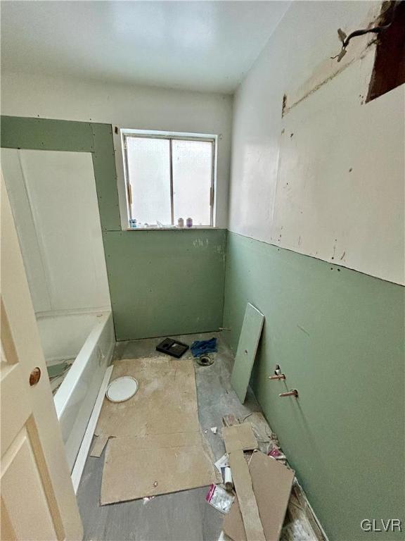 bathroom featuring a bathing tub