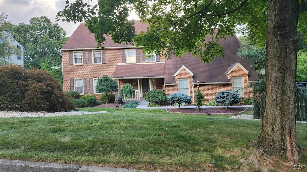 view of front of property featuring a front yard