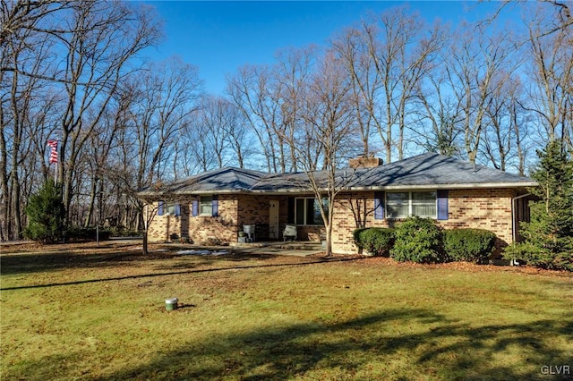 single story home with a front lawn