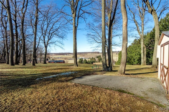 view of yard featuring a rural view