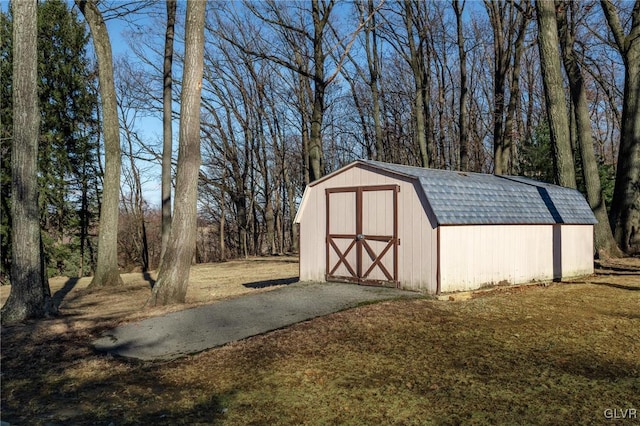 view of outdoor structure featuring a yard