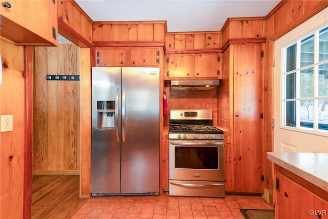 kitchen with backsplash and appliances with stainless steel finishes