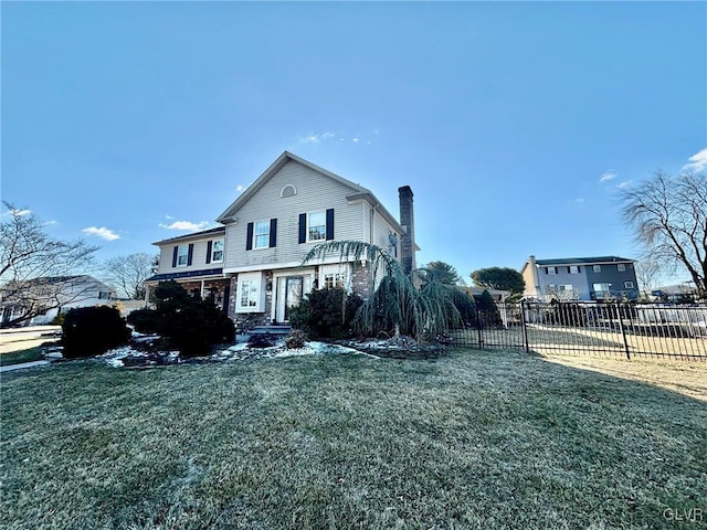 view of front of home featuring a front lawn