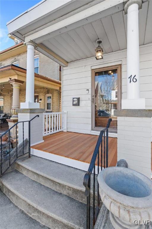 property entrance featuring a porch