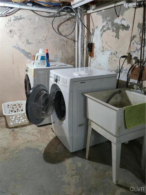 laundry room featuring washer and clothes dryer