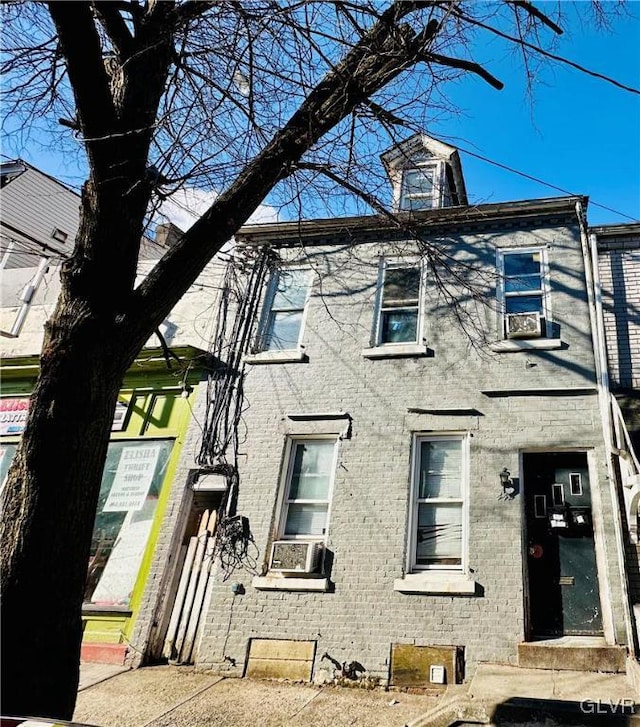 view of front facade featuring cooling unit