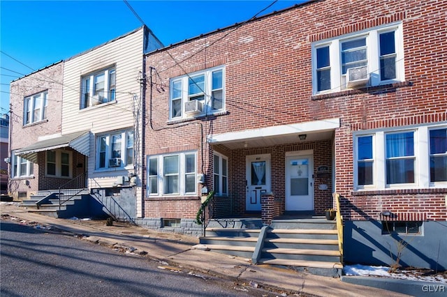 townhome / multi-family property featuring cooling unit