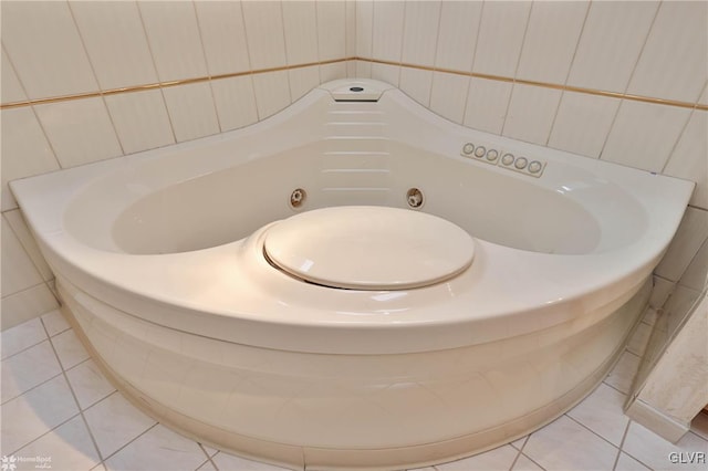 details featuring a tub with jets