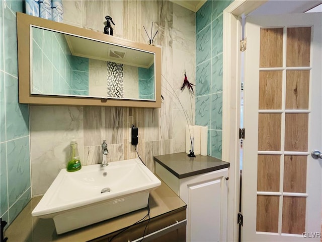 bathroom featuring vanity and decorative backsplash