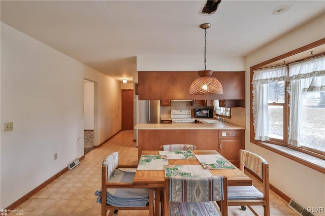 dining space featuring light floors, visible vents, and baseboards