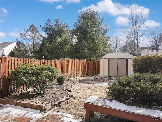 view of yard with a shed, a fenced backyard, and an outdoor structure