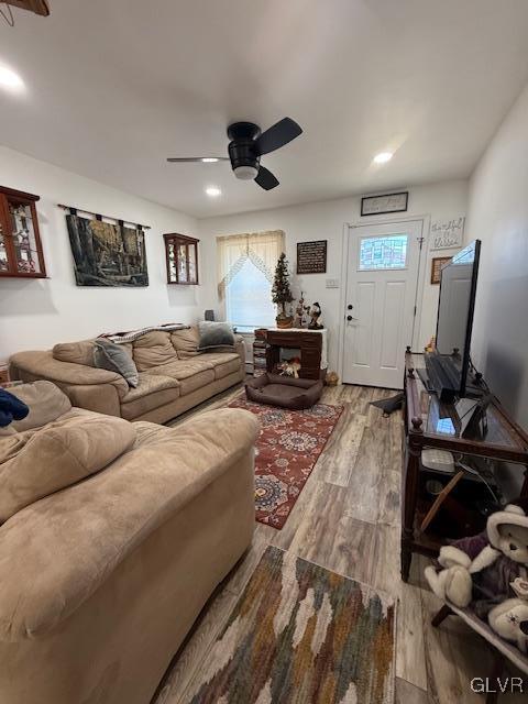 living area with ceiling fan, wood finished floors, and recessed lighting