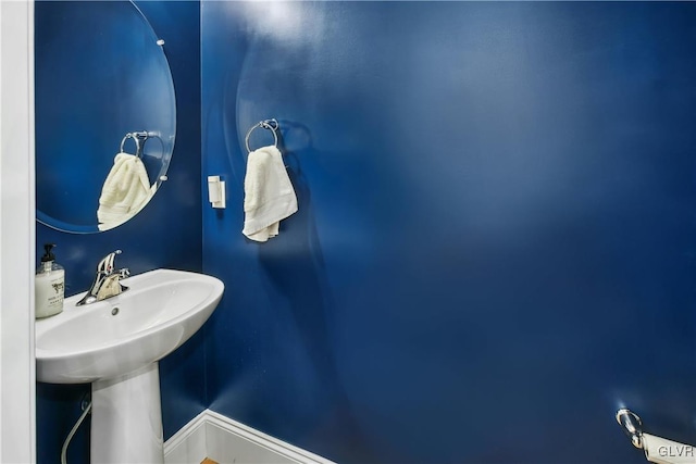 bathroom featuring a sink and baseboards