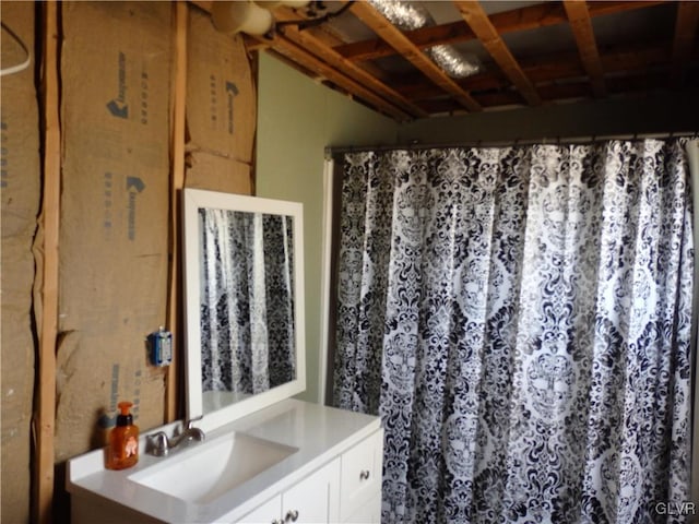 full bathroom featuring a shower with curtain and vanity