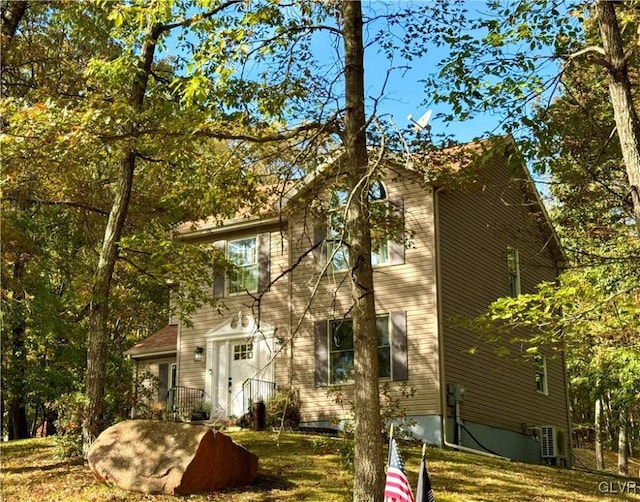 view of front of home featuring a front lawn